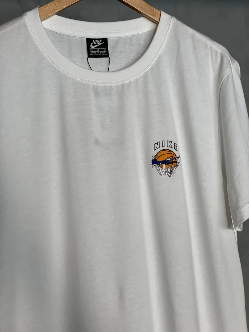 CAMISETA NIKE EDIÇAO BASQUETE COM ESTAMPA NAS COSTAS