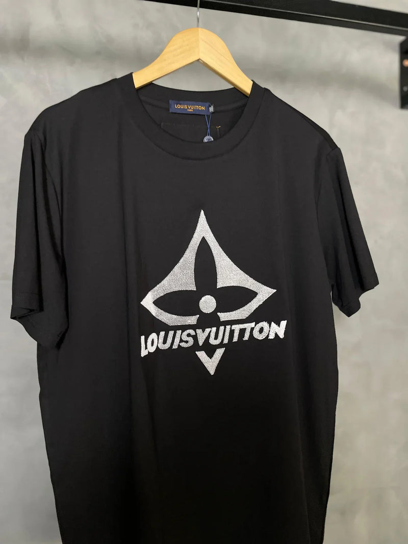 CAMISETA LOUIS VUITTON PREMIUM ESTAMPA AVELUDADA NA FRENTE