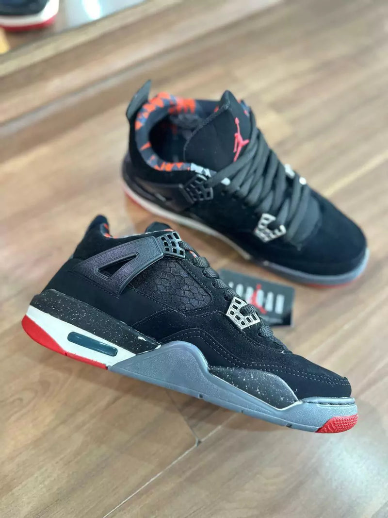 TENIS DA NIKE AIR JORDAN 4 PRETO COM DETALHES VERMELHOS